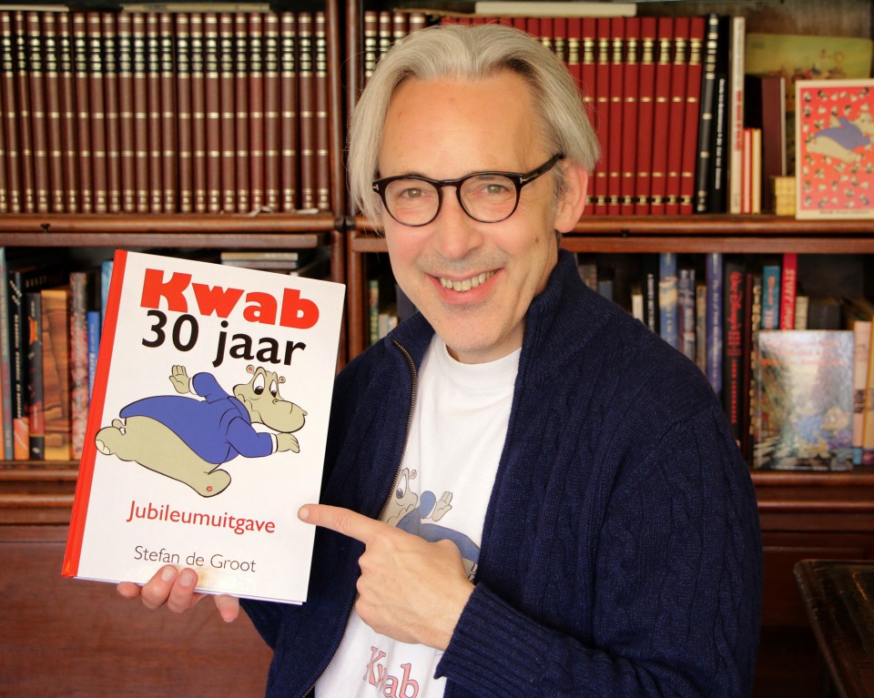 Stefan de Groot met het boek Kwab 30 jaar jubileumuitgave.